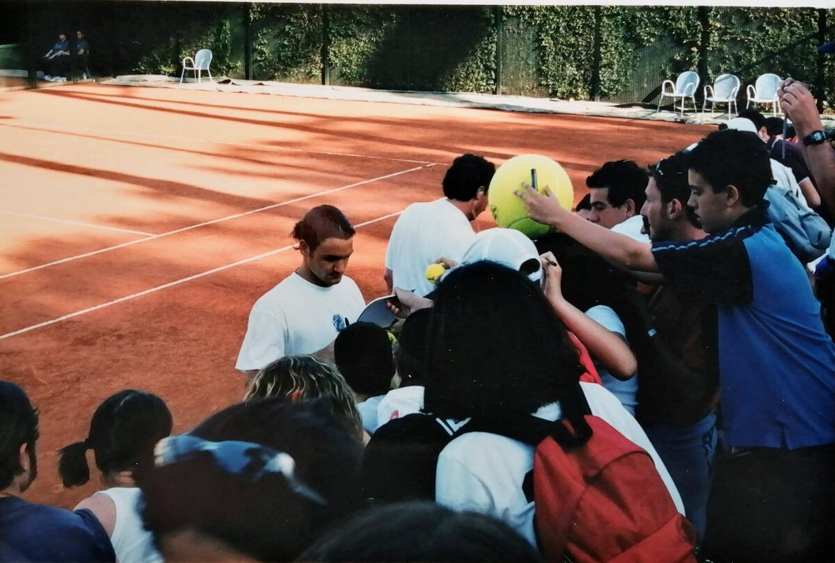 Roger Federer gibt beim Masters in Rom 2003 Autogramme