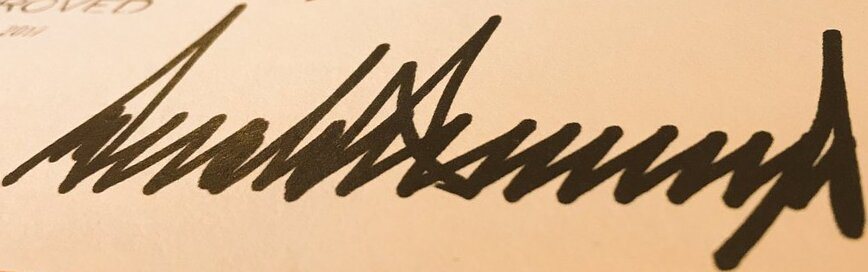 Unterschrift von Donald Trump auf einem im Dezember 2017 unterzeichneten Gesetz