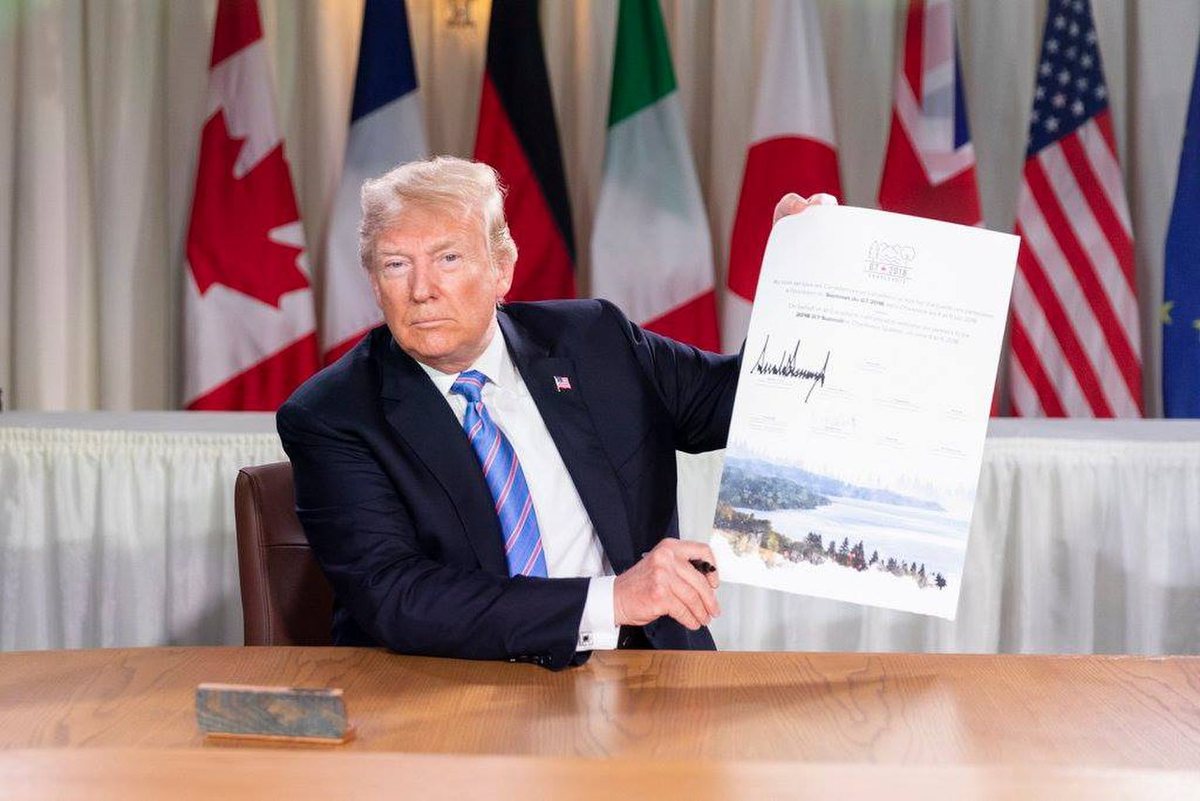 Donald Trump zeigt seine Unterschrift auf der G7-Schriftrolle in Charlevoix
